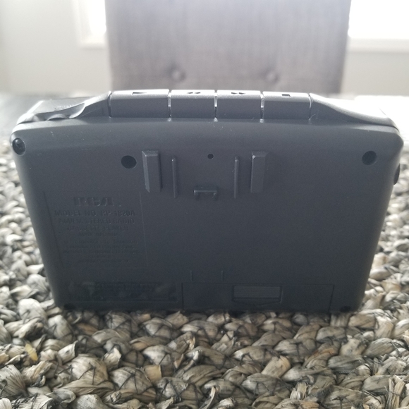 RCA Portable AM/FM Radio Cassette Player Walkman - Picture 2 of 6